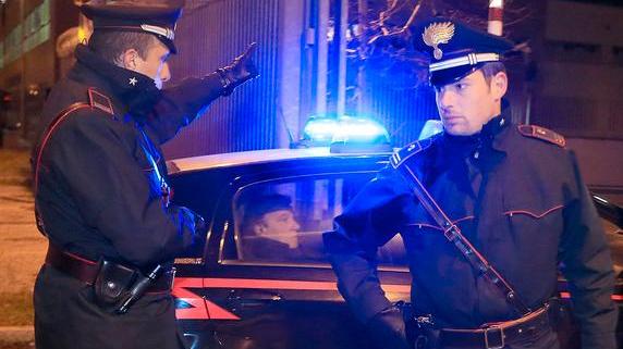 Maltratta la moglie e la butta fuori di casa: arrestato un 28enne