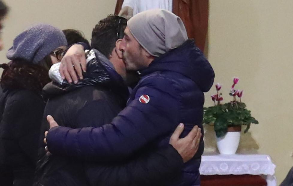 L’ultimo sentito abbraccio al medico dal grande sorriso 