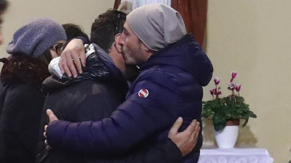 L’ultimo sentito abbraccio al medico dal grande sorriso