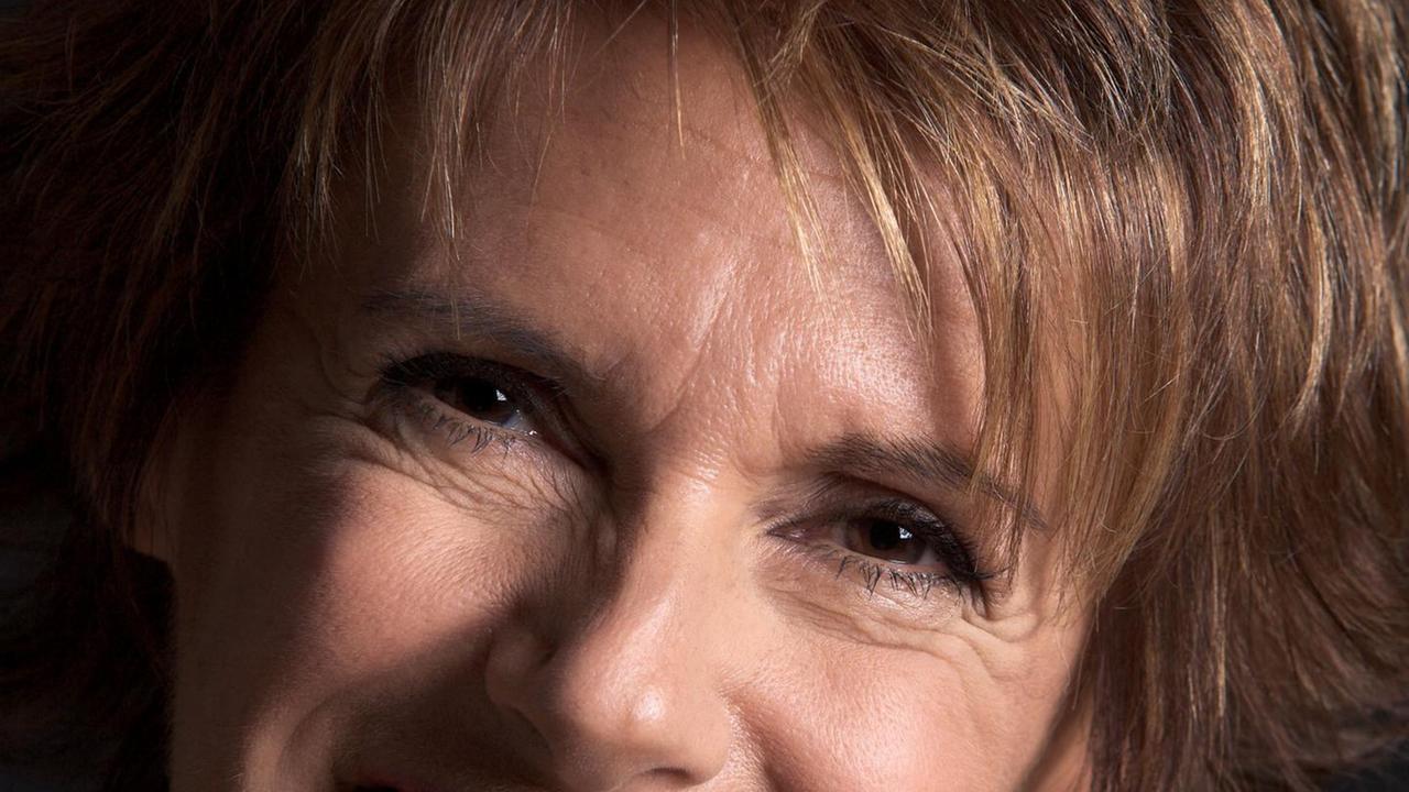 Lella Costa legge la posta del cuore