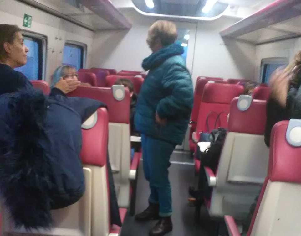 Olbia, scatta la rivolta dei pendolari: treni vecchi e sempre in ritardo 