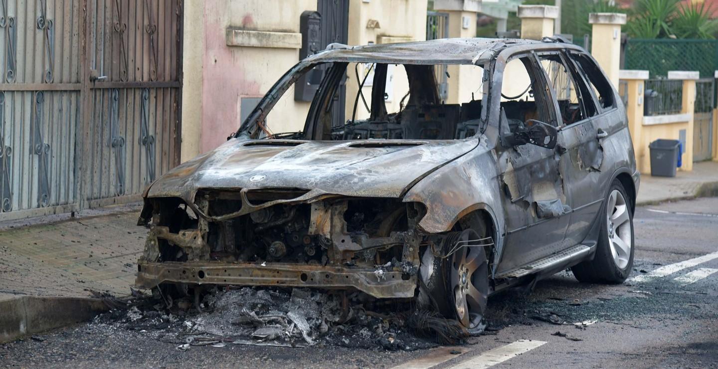 Auto a fuoco a Olbia, è un attentato: evacuate le case dei vicini 