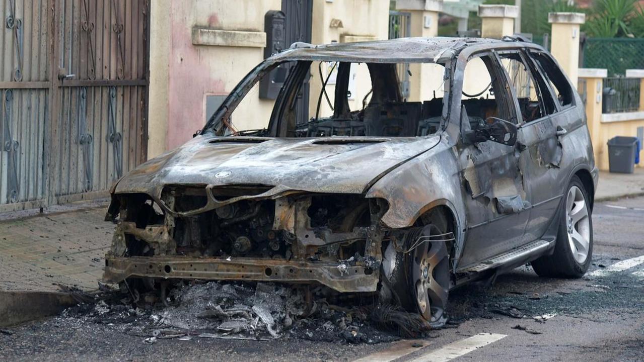 Auto a fuoco a Olbia, è un attentato: evacuate le case dei vicini 