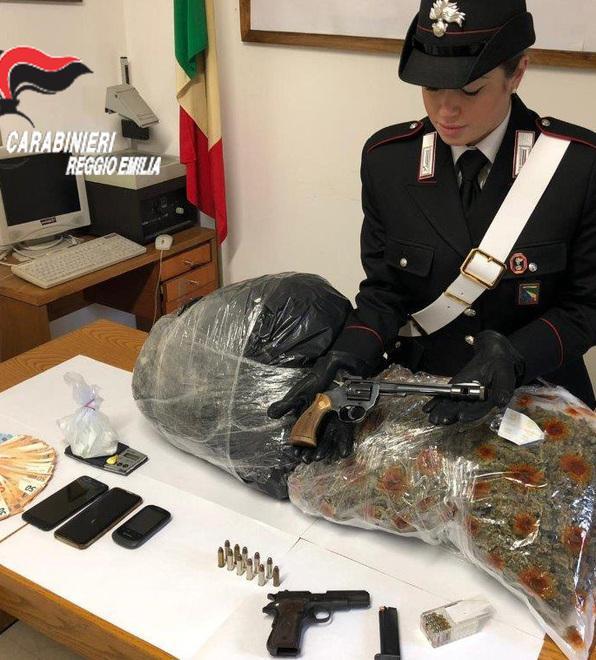Perquisita la casa di un barista spuntano pistole e chili di droga 