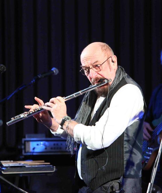 Ian Anderson in forma smagliante strega la basilica della Ghiara gremita 