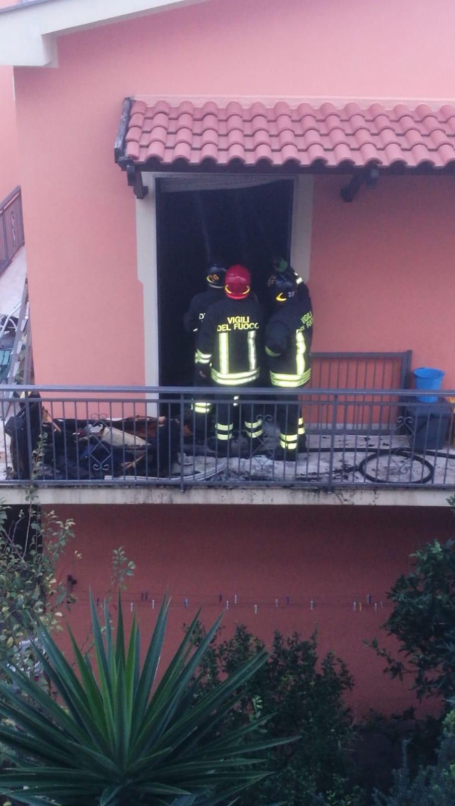 Paura a Sorso: incendio in casa, ustionato un uomo sorpreso dalle fiamme mentre dormiva