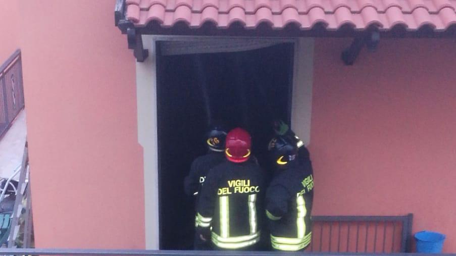 Paura a Sorso: incendio in casa, ustionato un uomo sorpreso dalle fiamme mentre dormiva