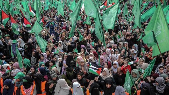Anniversario Hamas, folla in piazza Gaza