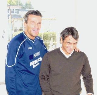 In alto, Innocenti con il tecnico Oliviero Di Stefano sopra riceve la maglia dal presidente Fondatori