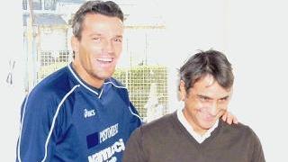 In alto, Innocenti con il tecnico Oliviero Di Stefano sopra riceve la maglia dal presidente Fondatori