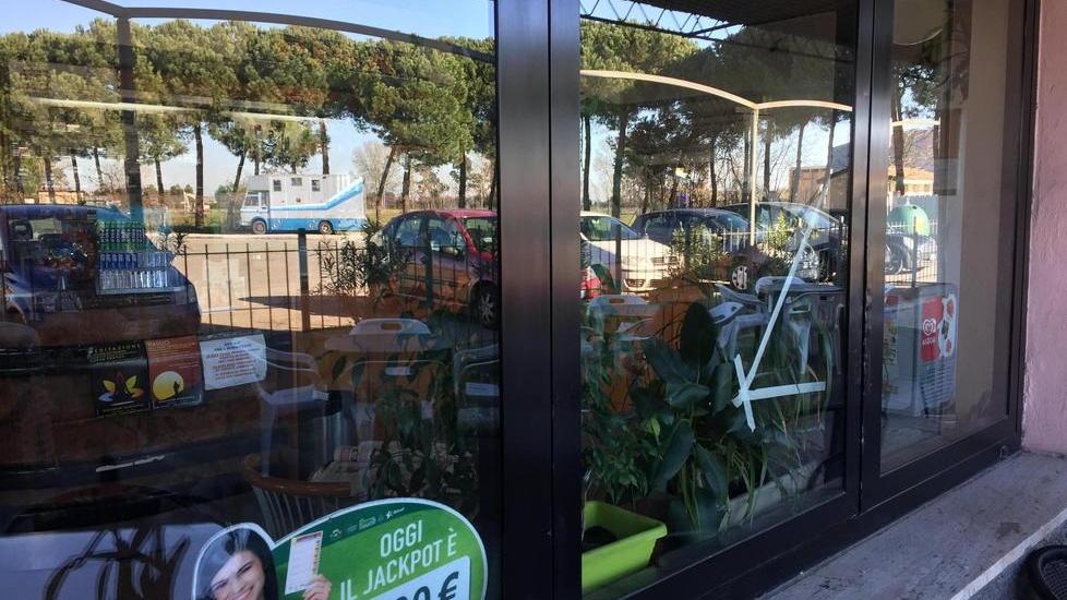 Assalto alla Strambata: rubati dai ladri migliaia di pacchetti di sigarette