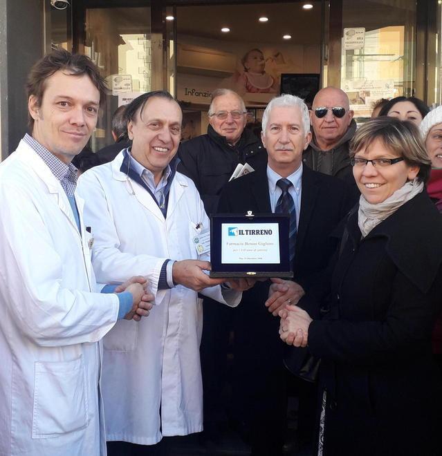 Una targa del Tirreno per i 110 anni della farmacia