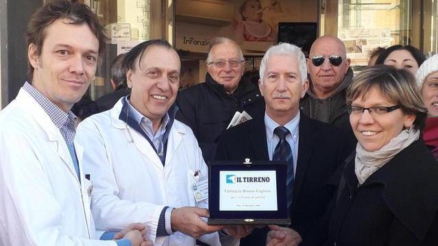 Una targa del Tirreno per i 110 anni della farmacia
