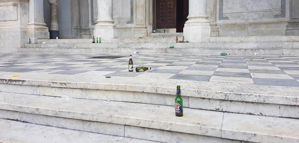 Vandali in azione rotta la vetrina di un negozio 