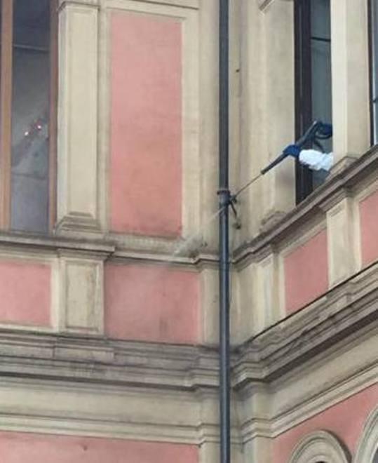 Ripulita la facciata delle Lambruschini