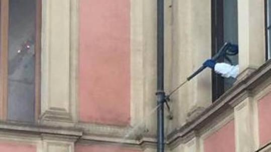 Ripulita la facciata delle Lambruschini