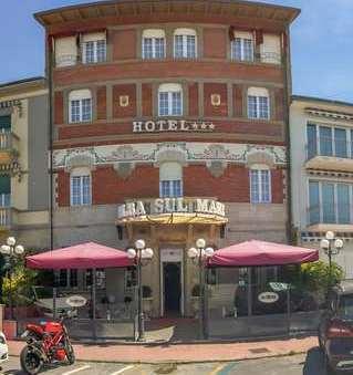 In vendita a 2,6 milioni l’hotel Alba sul Mare sul lungomare di Lido 
