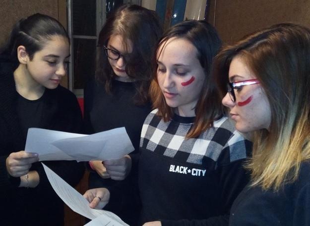 Le giovani ragazze unite per combattere la violenza sulle donne