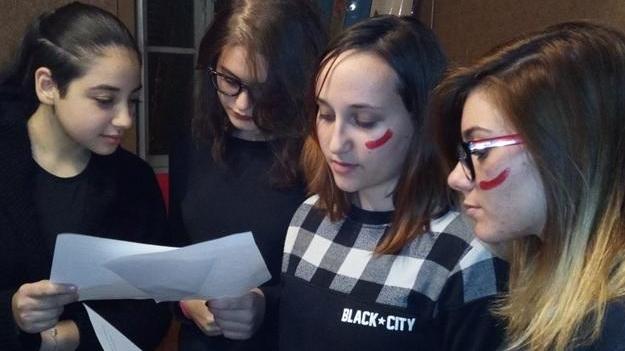 Le giovani ragazze unite per combattere la violenza sulle donne