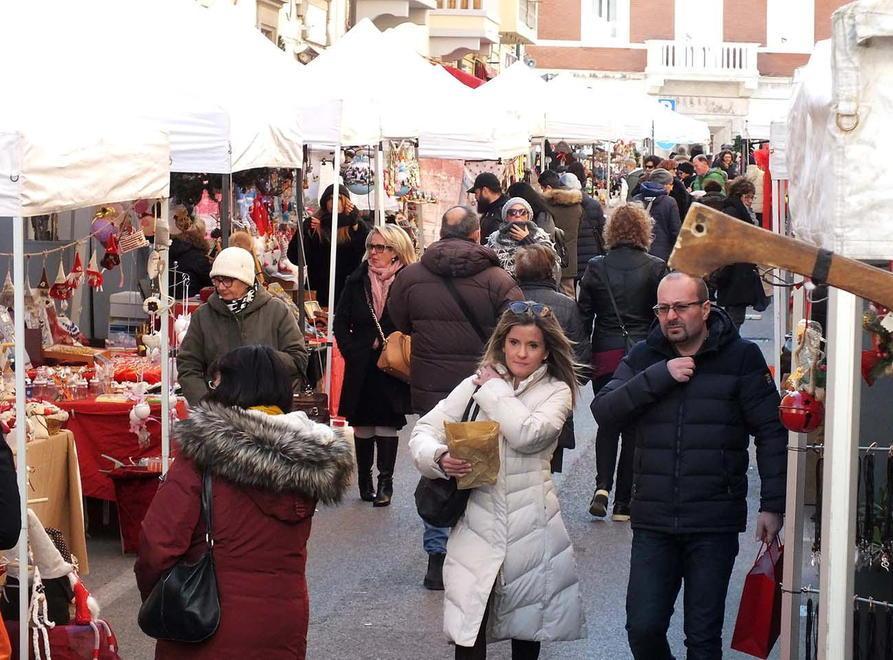 Tanta gente tra i banchi del mercato dell’artigianato