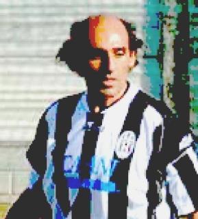 Dante Bertoneri gloria del calcio Massese e un momento di una gara dell’Atletico