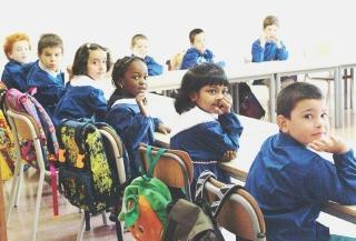 A destra alunni in una classe