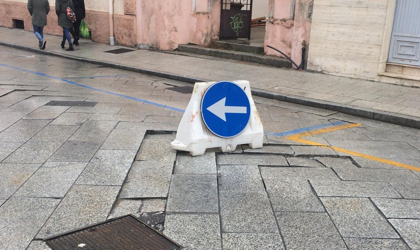 Via ai lavori di rattoppo in via Roma 