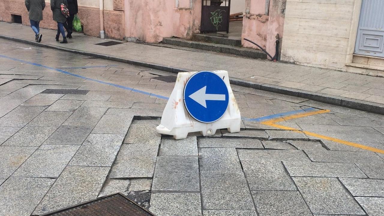 Via ai lavori di rattoppo in via Roma