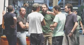 A sinistra, i lavoratori della Rivatex Sopra, l’assessore Roberto Caverni