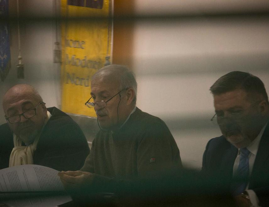 Veleno, risposte vaghe sui soldi e Gigi Costi difende il “sistema” 