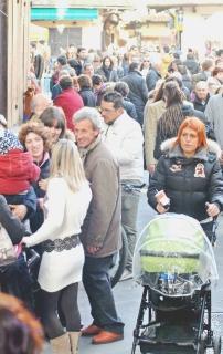 Una folla l’anno scorso sulla Sala in occasione del Free Market
