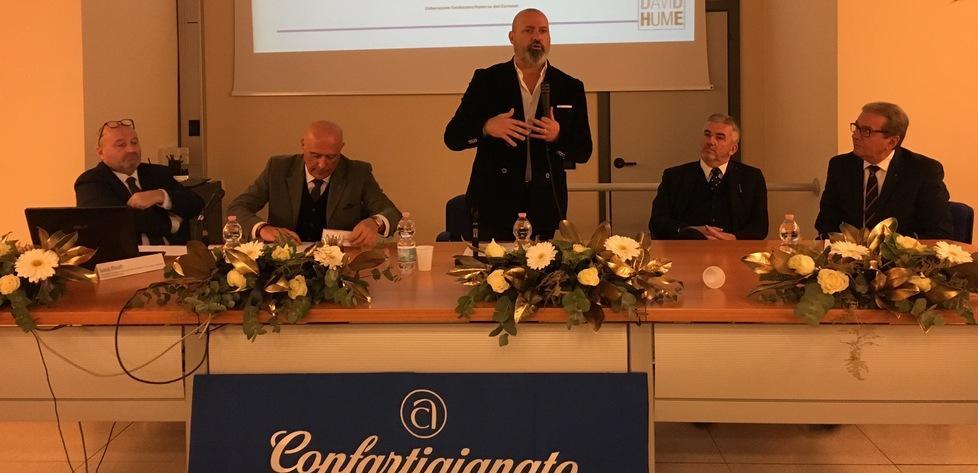 Analisi economica sul ruolo di politica e piccola impresa 
