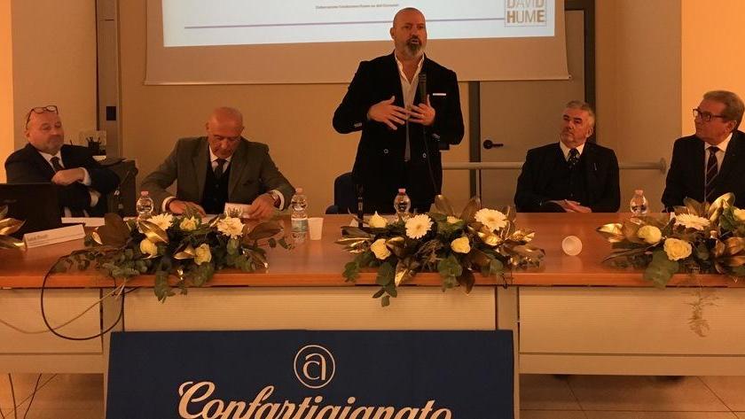 Analisi economica sul ruolo di politica e piccola impresa