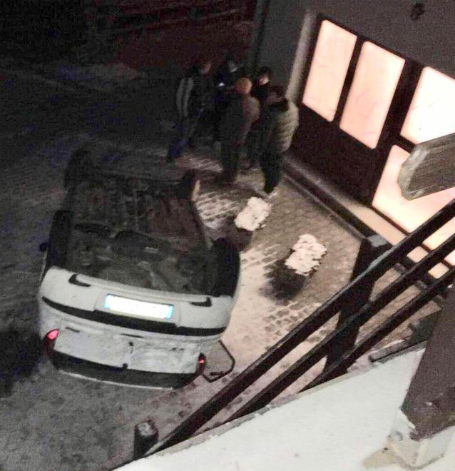 Sbaglia la marcia auto finisce di sotto 