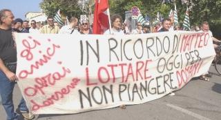 <strong>COMMOZIONE.</strong> Uno striscione degli operai della Darsena in ricordo di Matteo Valenti