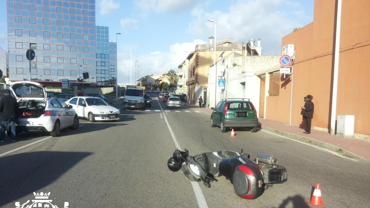 L'incidente in via Stamira (foto Mario Rosas)