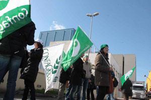 Agricoltori marciano sul porto"Ci serve aiuto contro la crisi"