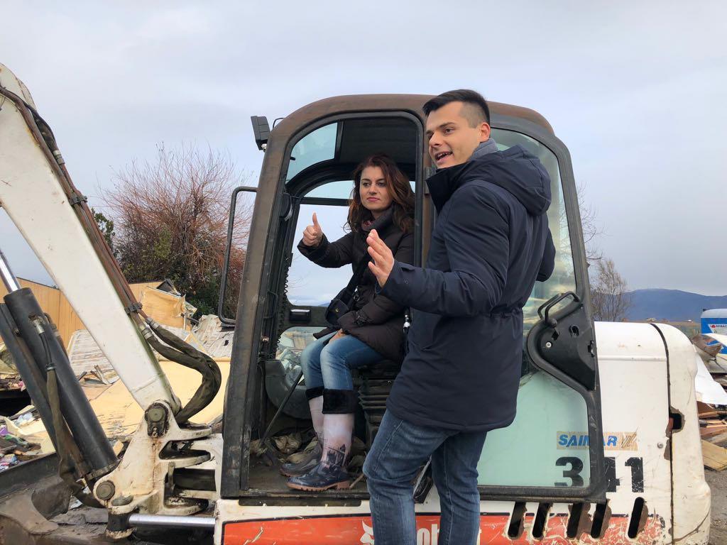 Susanna Ceccardi ed Edoardo Ziello sulla ruspa