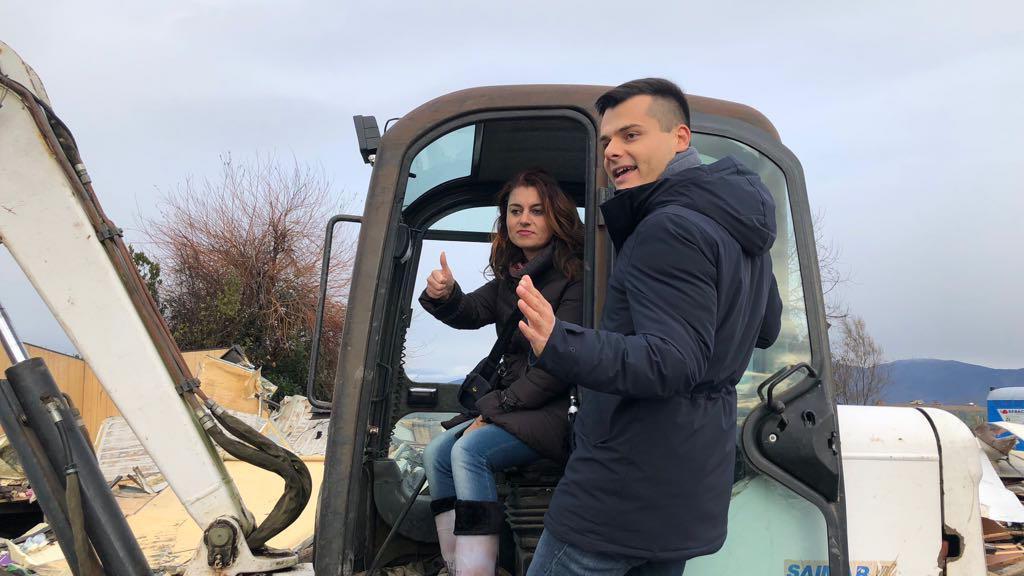 Susanna Ceccardi ed Edoardo Ziello sulla ruspa