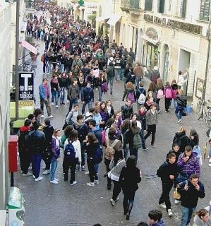 Corso Matteotti invaso da universitari e studenti