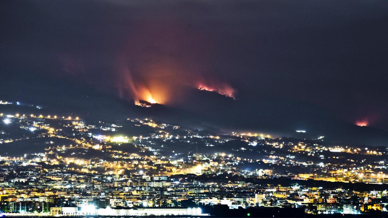 Un incendio sul Vesuvio visto da Napoli