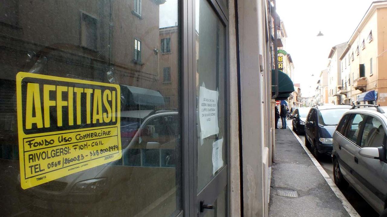 Un fondo commerciale in affitto (foto di archivio)