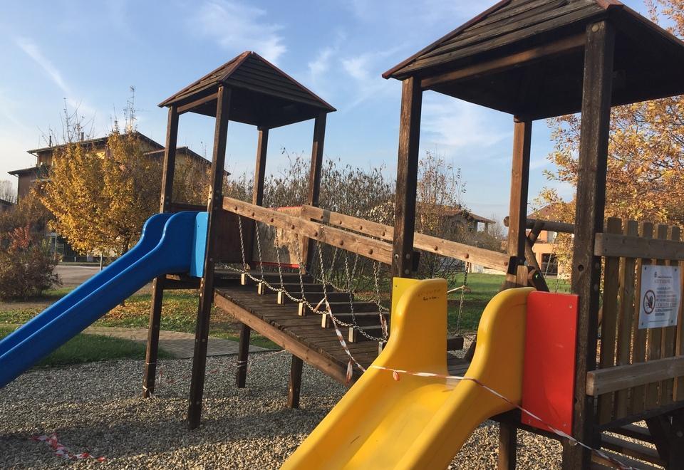 I giochi non più utilizzabili dai bambini nel parco di via Livi