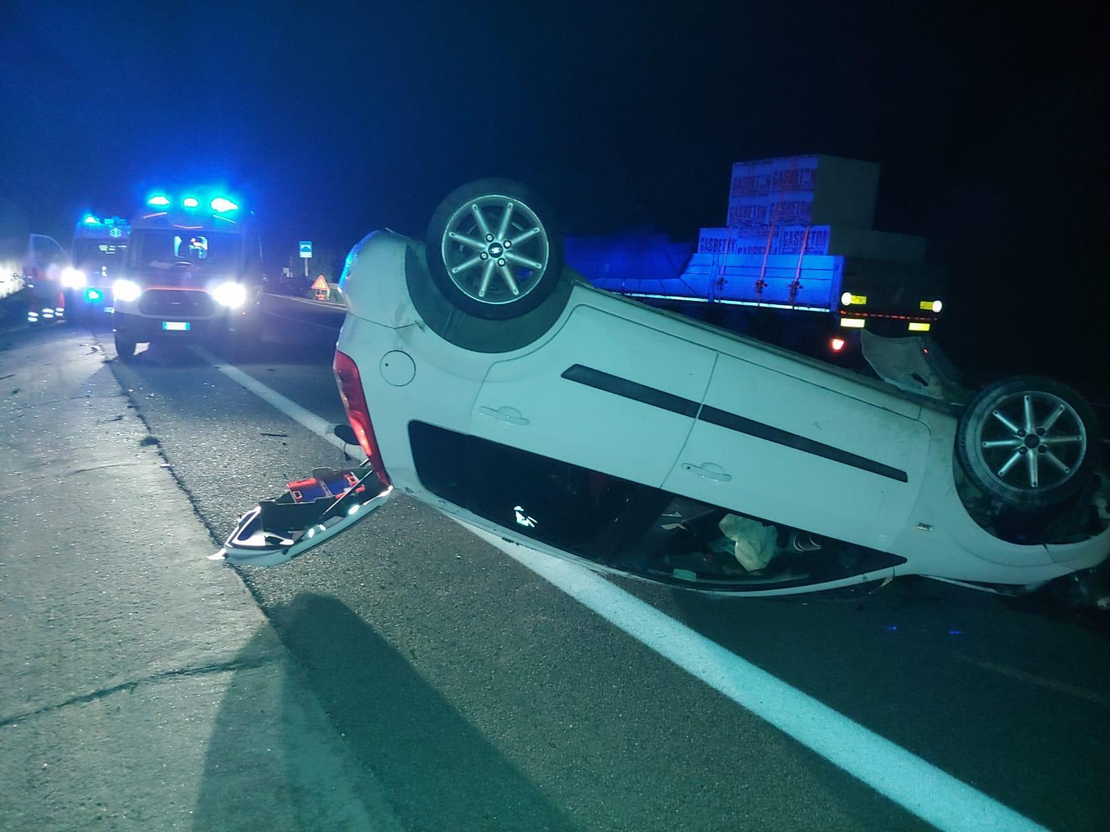L'auto si ribalta, feriti due trentenni sulla nuova 125