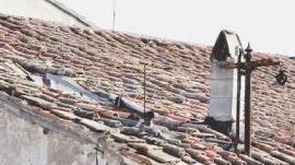 Il tetto sfondato dell’edificio e un’immagine del vecchio casolare all’angolo tra via Curtatone e via Magona