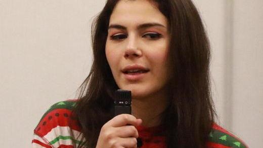 Pigiama e pantofole la pornostar-filosofa va in scena (per parlare)
