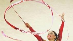 Un momento di una gara di ginnastica ritmica
