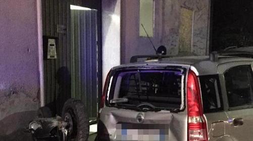 Grave un diciottenne ferito in uno scontro tra scooter e due auto