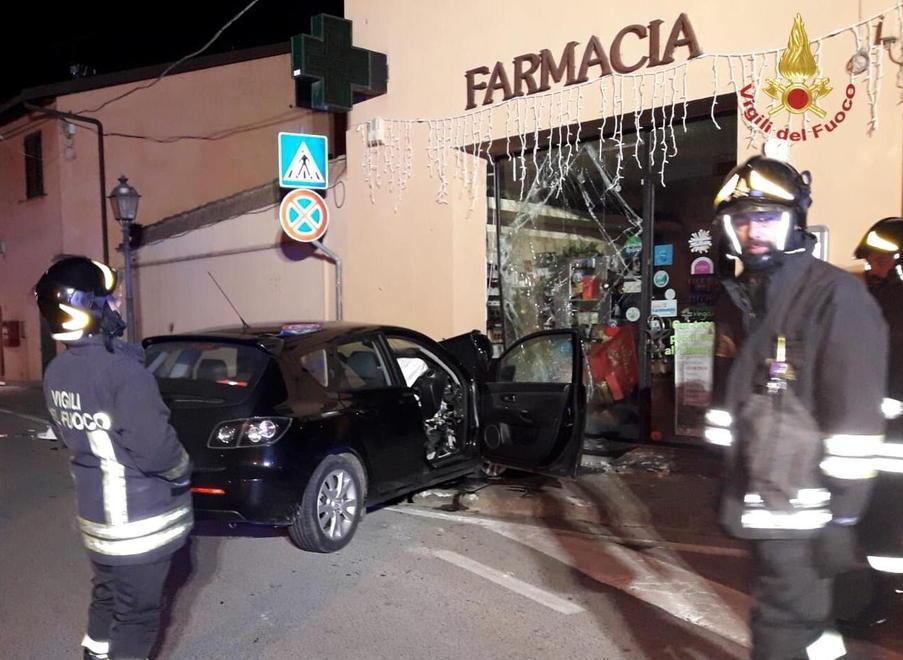 Con l’auto si schianta contro la farmacia: grave operaio pisano