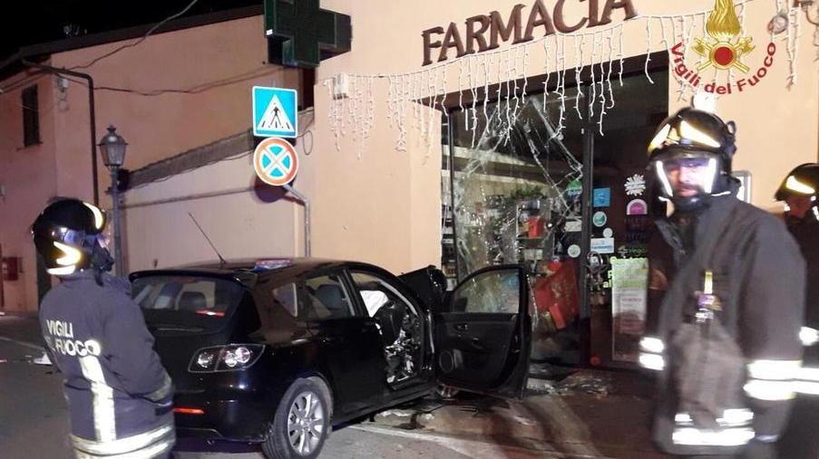 Con l’auto si schianta contro la farmacia: grave operaio pisano